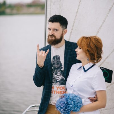 Забавная фотосессия чудесной пары и их любимца под названием «Двое в лодке, не считая собаки»