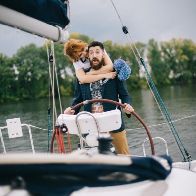 Забавная фотосессия чудесной пары и их любимца под названием «Двое в лодке, не считая собаки»
