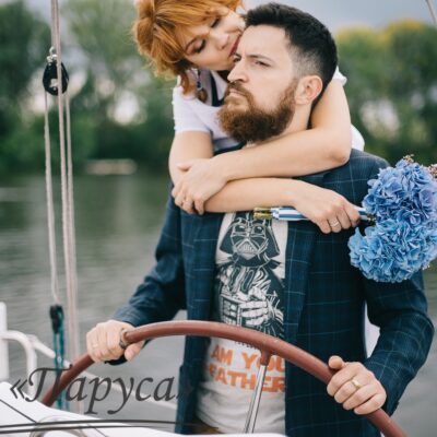 Забавная фотосессия чудесной пары и их любимца под названием «Двое в лодке, не считая собаки»