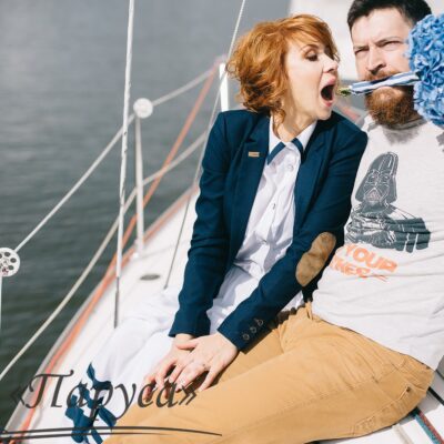 Забавная фотосессия чудесной пары и их любимца под названием «Двое в лодке, не считая собаки»