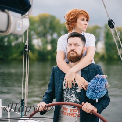 Забавная фотосессия чудесной пары и их любимца под названием «Двое в лодке, не считая собаки»