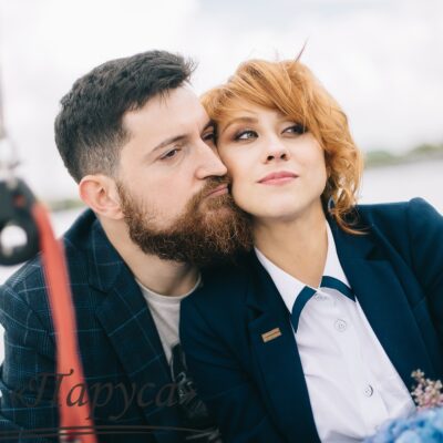 Забавная фотосессия чудесной пары и их любимца под названием «Двое в лодке, не считая собаки»
