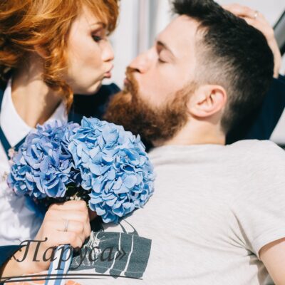 Забавная фотосессия чудесной пары и их любимца под названием «Двое в лодке, не считая собаки»