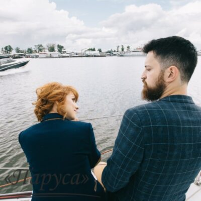 Забавная фотосессия чудесной пары и их любимца под названием «Двое в лодке, не считая собаки»