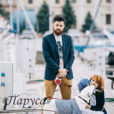 Забавная фотосессия чудесной пары и их любимца под названием «Двое в лодке, не считая собаки»