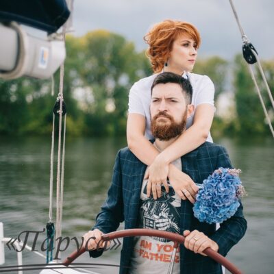 Забавная фотосессия чудесной пары и их любимца под названием «Двое в лодке, не считая собаки»