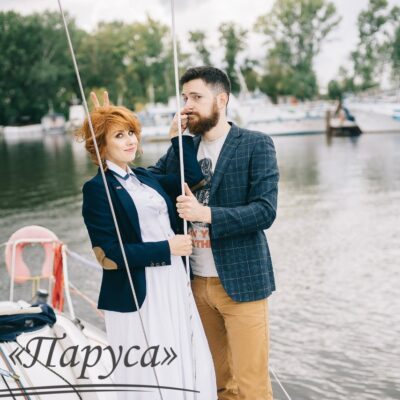 Забавная фотосессия чудесной пары и их любимца под названием «Двое в лодке, не считая собаки»